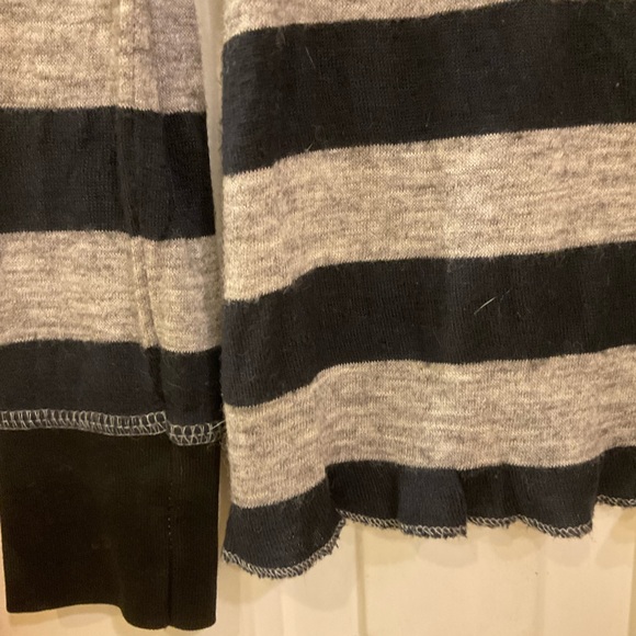 FREE with purchase: Forever 21 Black /Grey Long Sleeve, Crew Neck Top, Sz Med - Picture 4 of 7